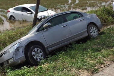 Hai ô tô cùng bay xuống ruộng như... phim hành động