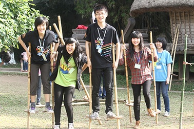 Giới trẻ thành phố vui Tết sớm với trò chơi dân gian