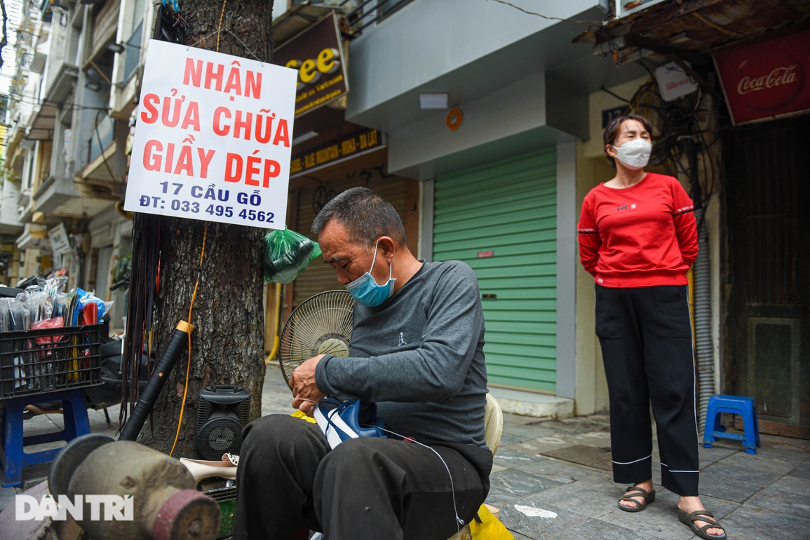 Làm nghề nhận đồ cũ, trả đồ mới, ông bố nuôi con thành y tá, diễn viên - 12