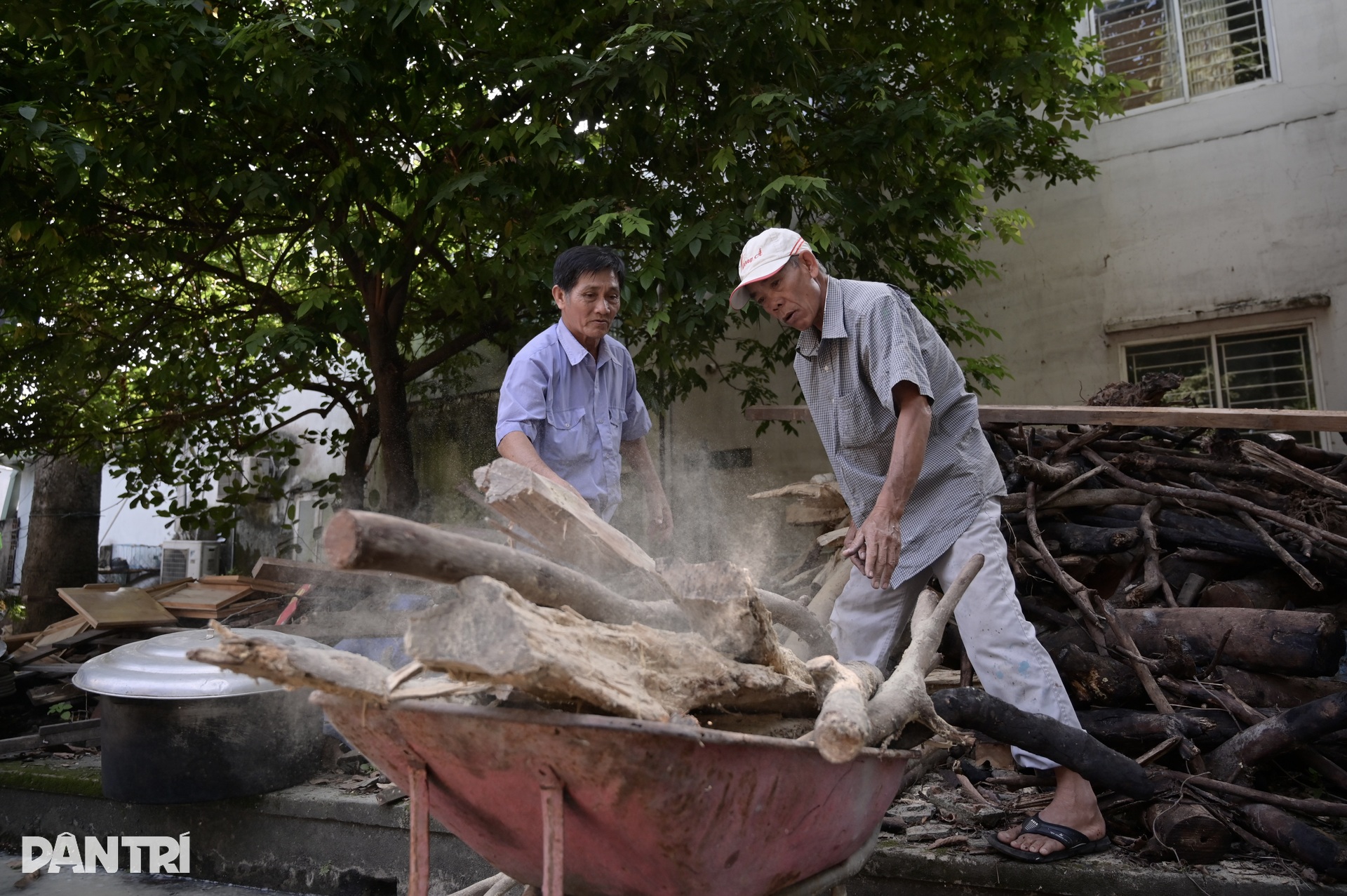 Người dân TPHCM gói bánh tét, hát động viên miền Trung vượt lũ - 3