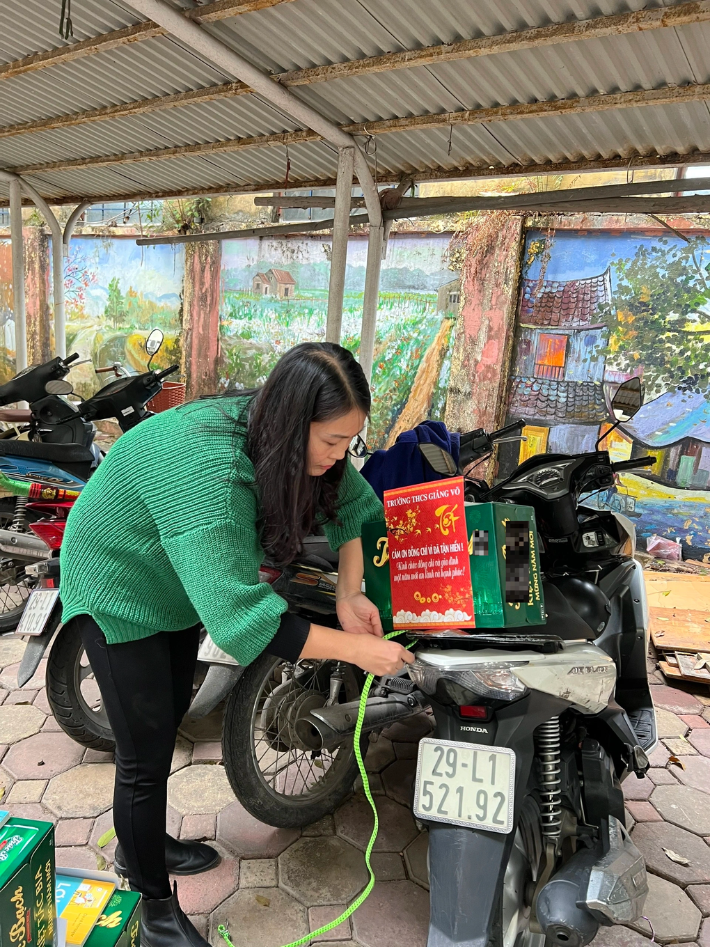Hà Nội: Giáo viên bất ngờ vì Ban giám hiệu bí mật cài quà Tết lên xe - 4