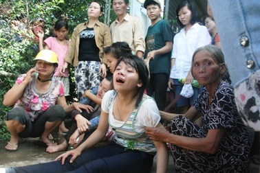 Huế: 1 thí sinh nữ đi tập trung bị xe khách tông chết