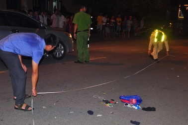 Hai mẹ con đi xe máy bị ô tô đâm, cháu bé 9 tuổi tử vong