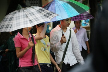 Ảnh thí sinh Hà Nội “đội” mưa đi thi
