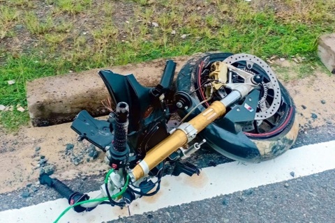 Mô tô phân khối lớn gãy đôi sau va chạm, 2 người thương vong