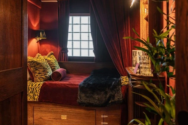 Du khách vô tình đặt nhầm "phòng hư hỏng" trong khách sạn tình dục