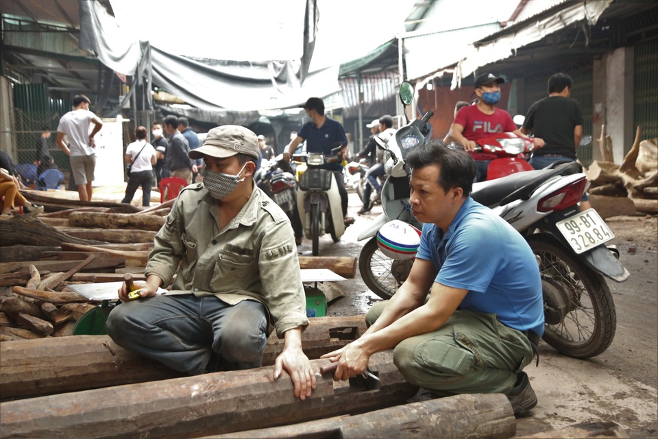 Ghé chợ củi khô xem người bán kiếm trăm triệu đồng mỗi năm - 2