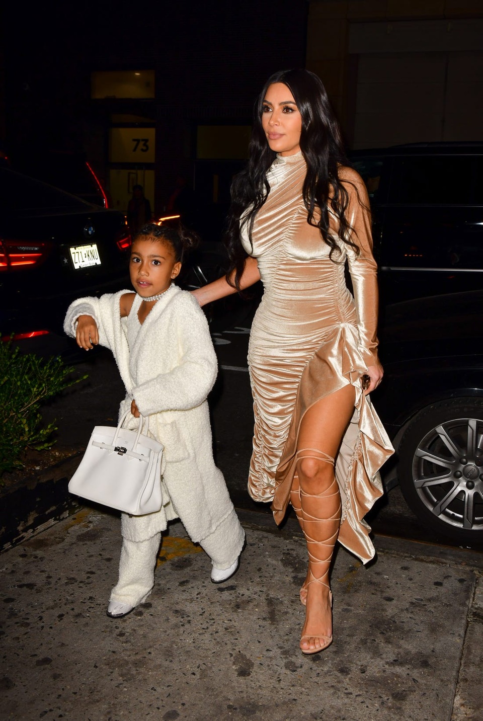 Kim Kardashian bị chỉ trích khi khoe tranh con vẽ - 6 Kim Kardashian bị chỉ trích khi khoe tranh con vẽ - 6