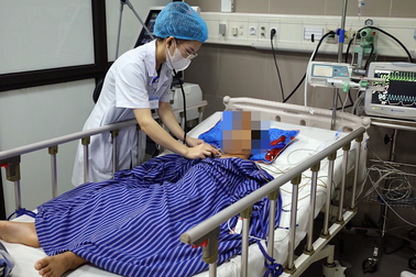 Bắt rắn cạp nia bỏ cặp mang đến lớp, bé trai 7 tuổi bị cắn nguy kịch