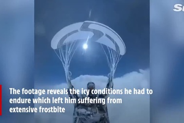 Bị mây hút lên độ cao gần 9.000m, người đàn ông đóng băng khi chơi dù lượn