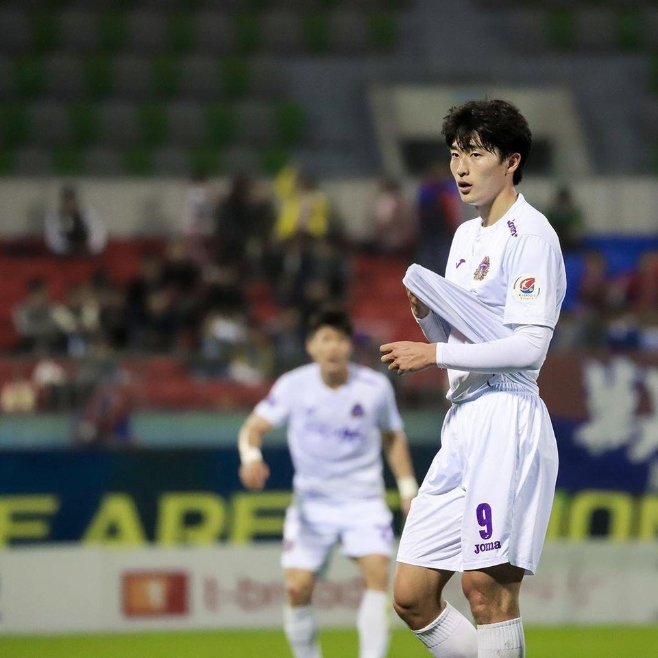 Tiền đạo U23 Hàn Quốc có cơ bụng 6 múi, đẹp như diễn viên điện ảnh - 3 Tiền đạo U23 Hàn Quốc có cơ bụng 6 múi, đẹp như diễn viên điện ảnh - 3