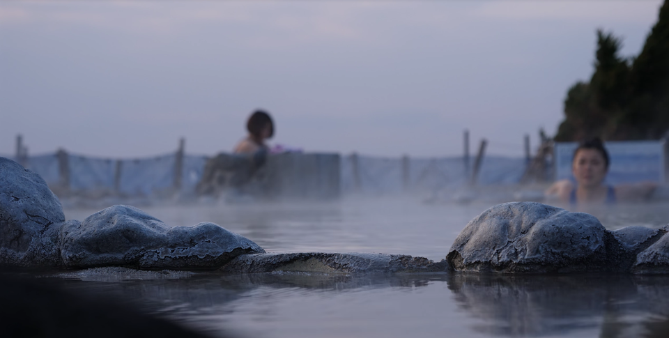 Hồ tắm onsen ngoài trời trên đảo Izu Oshima lưng tựa núi, mặt giáp biển - 2 Hồ tắm onsen ngoài trời trên đảo Izu Oshima lưng tựa núi, mặt giáp biển - 2