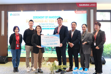 Fubon Life Việt Nam trao tặng 50 chiếc ghế cho công viên Yên Sở