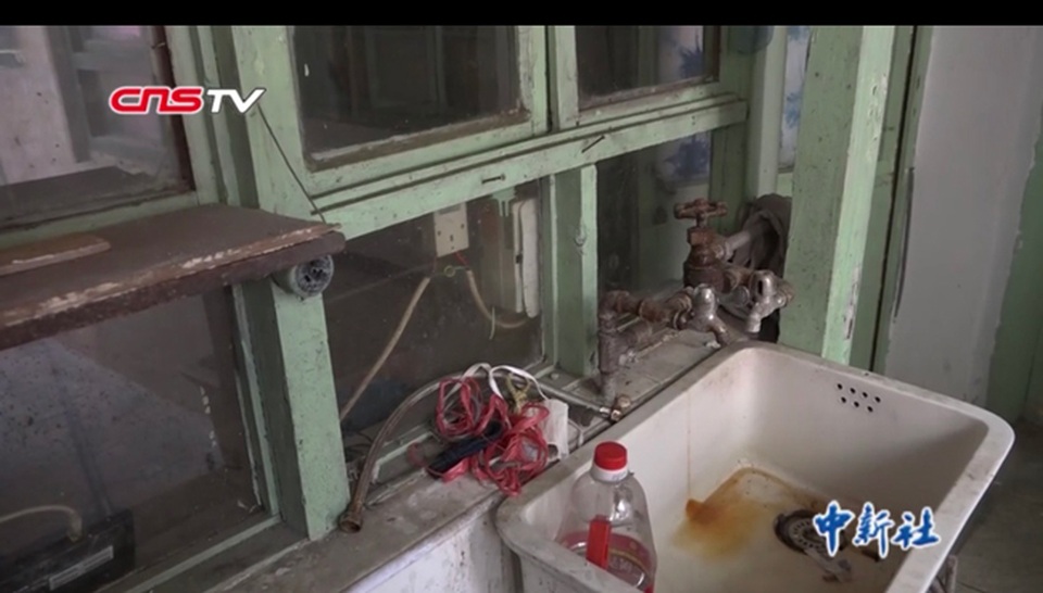Nhà 5,6m2 trong ngõ như phố cổ, kê vừa một chiếc giường... bán hơn 4 tỷ đồng - 10 Nhà 5,6m2 trong ngõ như phố cổ, kê vừa một chiếc giường... bán hơn 4 tỷ đồng - 10
