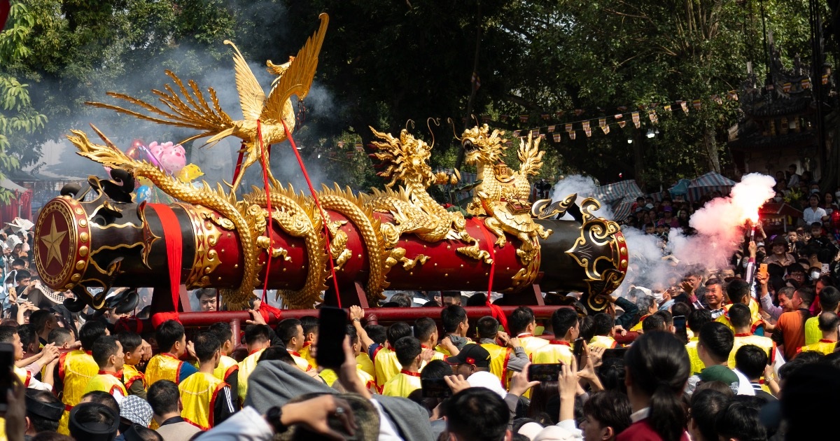 View - Hàng nghìn người dự lễ hội rước pháo sắc màu, sôi động nhất Bắc Ninh | Báo Dân trí