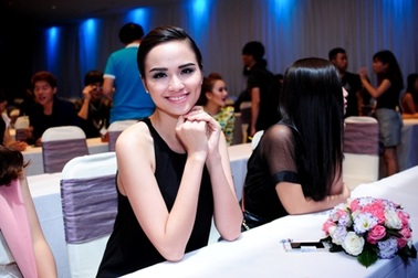 Hoa hậu Diễm Hương rạng rỡ ngày trở lại