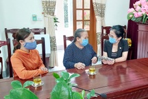 Cụ bà 70 tuổi dành tiền tiết kiệm ủng hộ chương trình chống dịch Covid-19