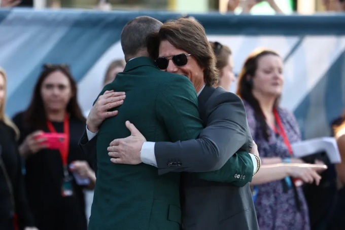 Khoảnh khắc Tom Cruise và Brad Pitt tái ngộ sau 24 năm gây sốt - 2 Khoảnh khắc Tom Cruise và Brad Pitt tái ngộ sau 24 năm gây sốt - 2