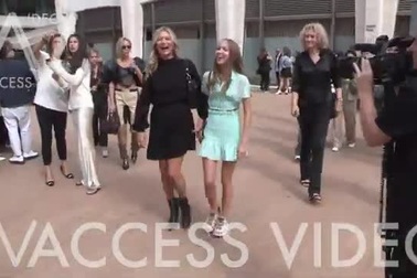 Kate Moss và Lila Moss đi xem buổi diễn thời trang tại Mỹ