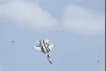 Khoảnh khắc máy bay chiến đấu Trung Quốc rơi khi huấn luyện