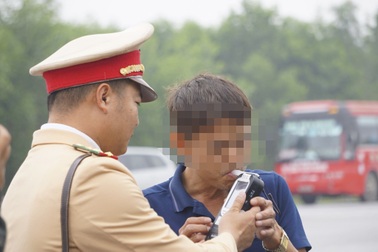 Hà Nội: Bữa tối rượu bia, sáng hôm sau thổi vẫn bị phạt 7 triệu