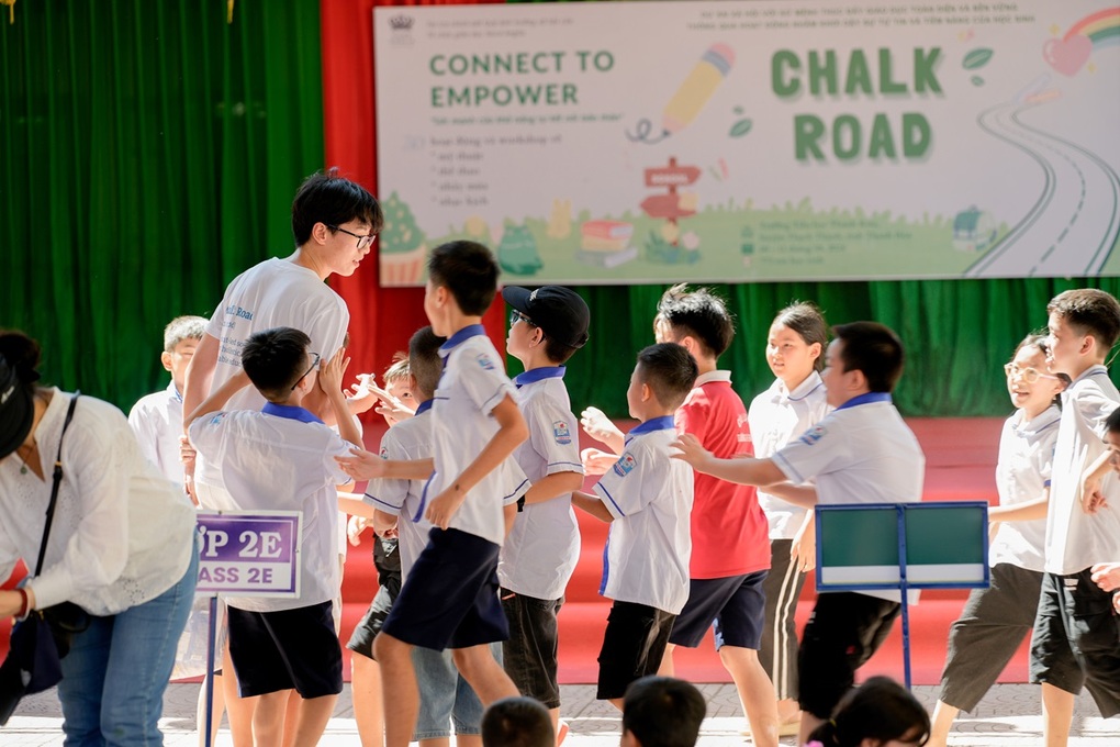 BIS Hà Nội lan tỏa tri thức đến em nhỏ vùng núi qua dự án Chalk Road - 2 BIS Hà Nội lan tỏa tri thức đến em nhỏ vùng núi qua dự án Chalk Road - 2