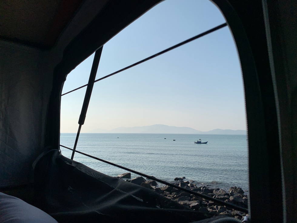 Con trai bỏ 300 triệu biến xe thành nhà di động đưa bố đẻ, bố vợ xuyên Việt - 5