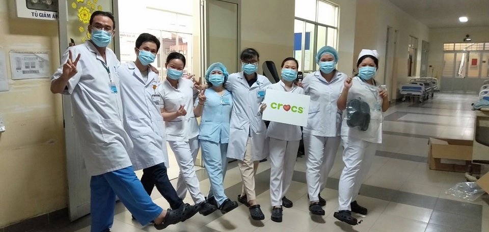 Crocs tặng 800 đôi dép cho đội ngũ y bác sĩ tuyến đầu chống dịch Covid-19 - 1 Crocs tặng 800 đôi dép cho đội ngũ y bác sĩ tuyến đầu chống dịch Covid-19 - 1