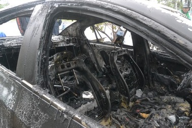 Ô tô cháy rụi trong đêm mưa