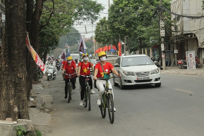 Hà Nội: Cơ quan chức năng bật nhạc Ghen Cô vi, đạp xe tuyên truyền phòng chống COVID-19 khắp đường phố - Ảnh 2. Hà Nội: Cơ quan chức năng bật nhạc Ghen Cô vi, đạp xe tuyên truyền phòng chống COVID-19 khắp đường phố - Ảnh 2.