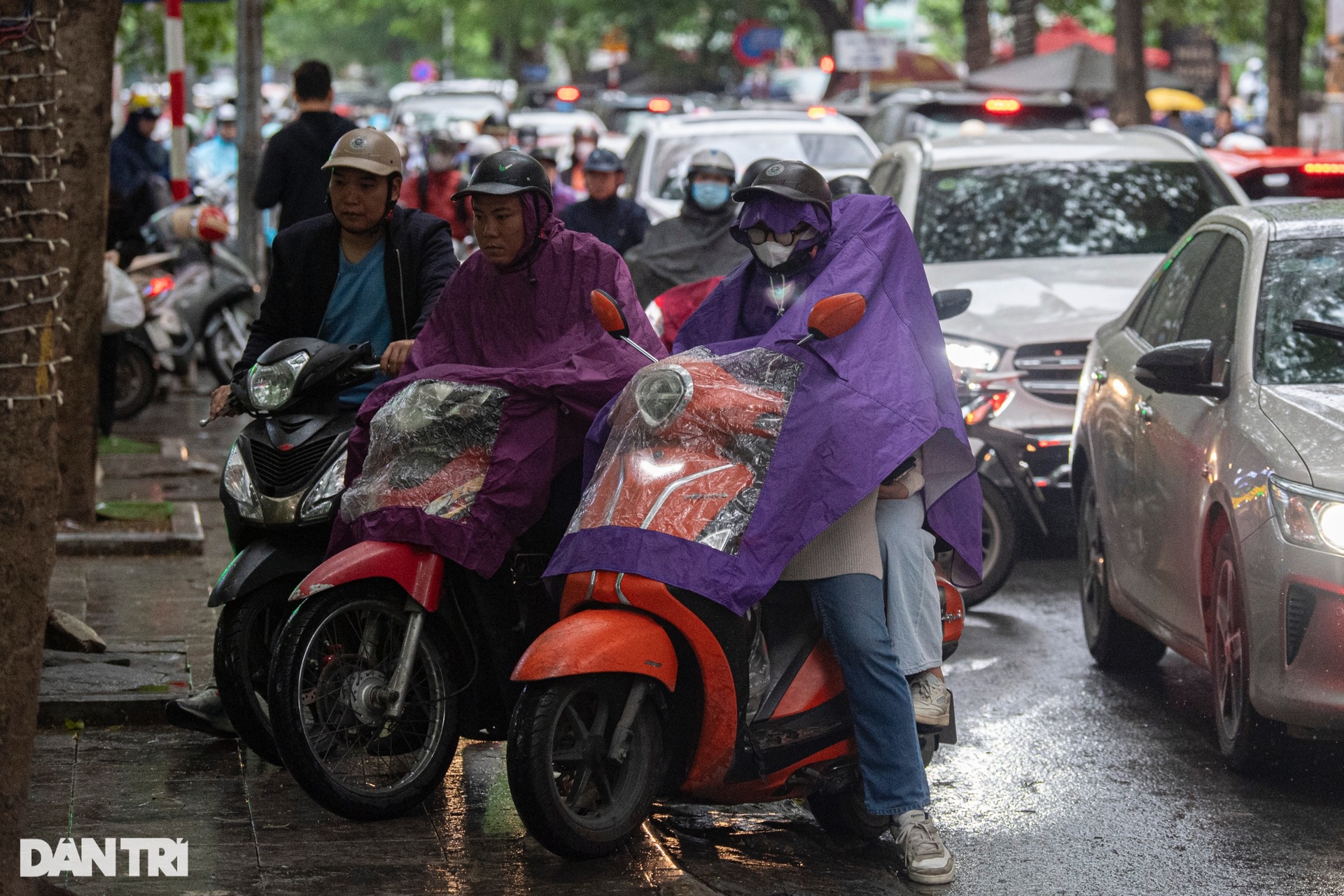 Người Hà Nội nhích từng mét vượt ùn tắc trong mưa rét sáng đầu tuần - 11