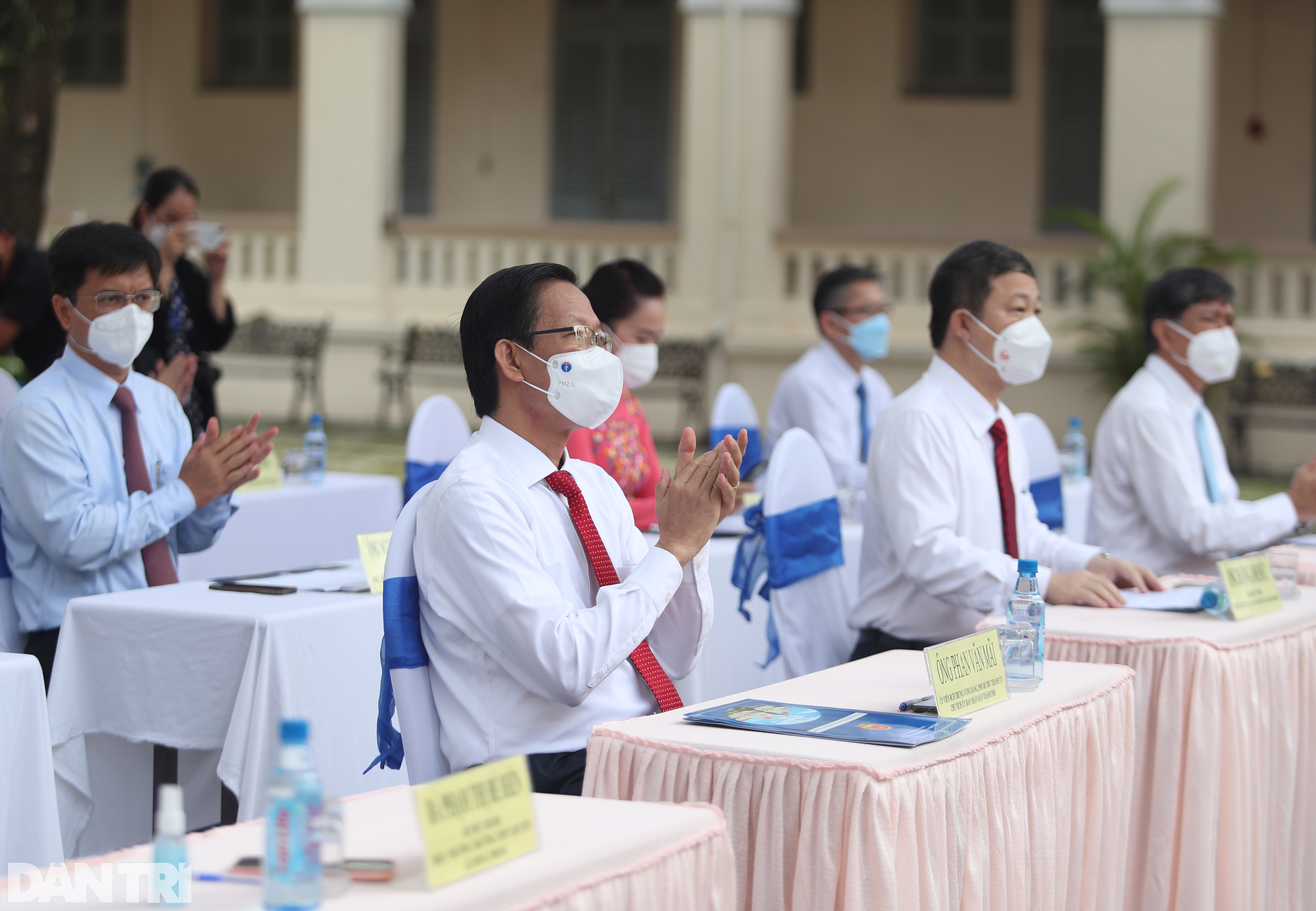 Lãnh đạo, thầy trò ở TPHCM mặc niệm nạn nhân Covid-19 tại Lễ khai giảng - 2 Lãnh đạo, thầy trò ở TPHCM mặc niệm nạn nhân Covid-19 tại Lễ khai giảng - 2