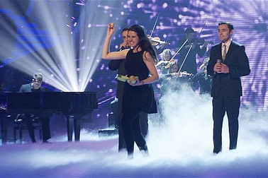 Giám khảo chương trình truyền hình bị ném trứng 