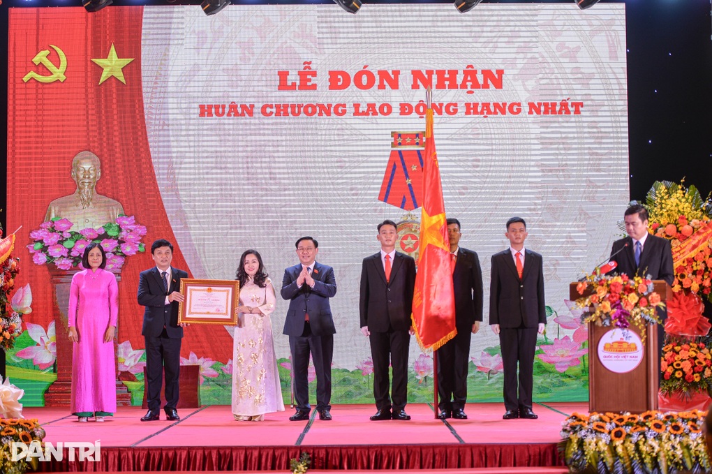 Báo Đại biểu Nhân dân nhận Huân chương Lao động hạng Nhất - 2 Báo Đại biểu Nhân dân nhận Huân chương Lao động hạng Nhất - 2