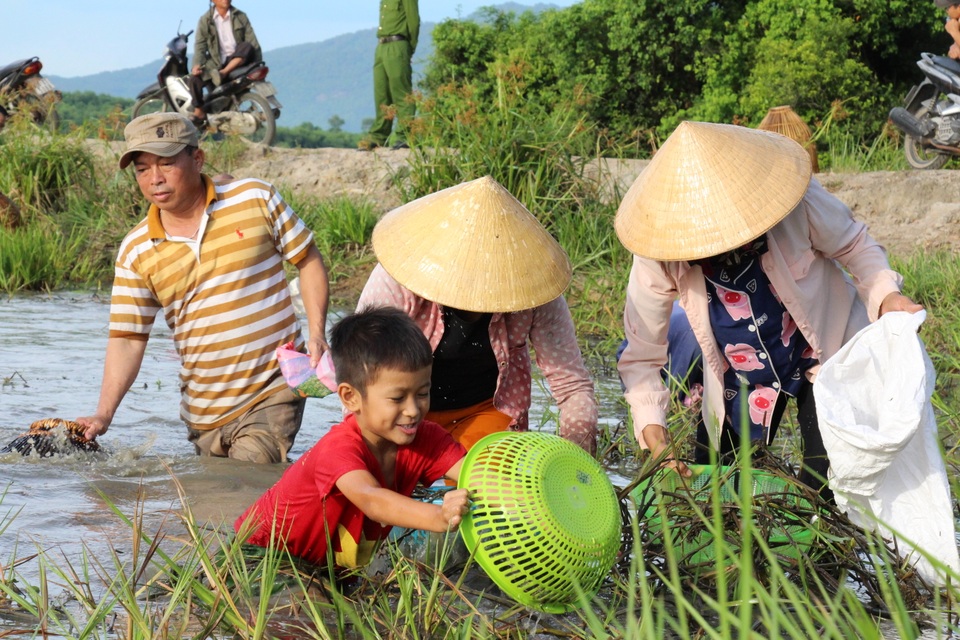 Hàng ngàn người dân đội nắng lội bùn tìm “vận may” - 9 Hàng ngàn người dân đội nắng lội bùn tìm “vận may” - 9
