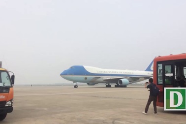 Chuyên cơ Không Lực Một tại sân bay Nội Bài chuẩn bị đón Tổng thống Doanld Trump rời Hà Nội (video: Xuân Ngọc)