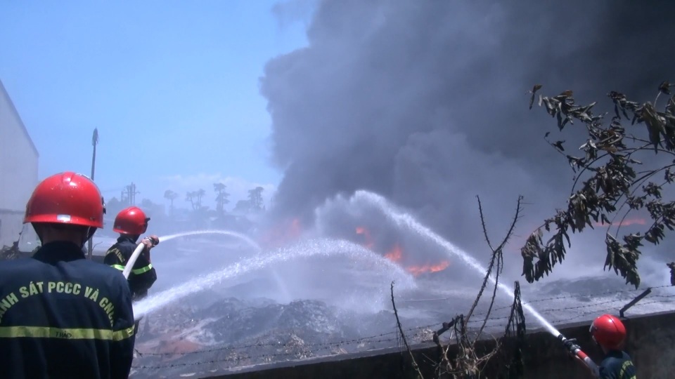 Cháy lớn suốt 2 giờ thiêu rụi toàn bộ khu xưởng - 8
