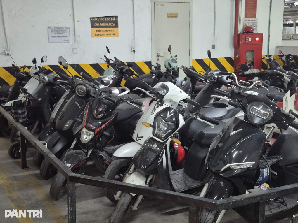 Chung cư tạm dừng gửi xe điện, lãnh đạo phường Long Biên nói gì? - 1