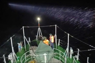 Điều động tàu ra Đảo Mê đưa quân nhân vào đất liền cấp cứu