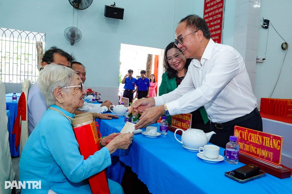 Thứ trưởng Bộ Nội vụ thăm và tặng quà người có công tại Cần Thơ - 3 Thứ trưởng Bộ Nội vụ thăm và tặng quà người có công tại Cần Thơ - 3