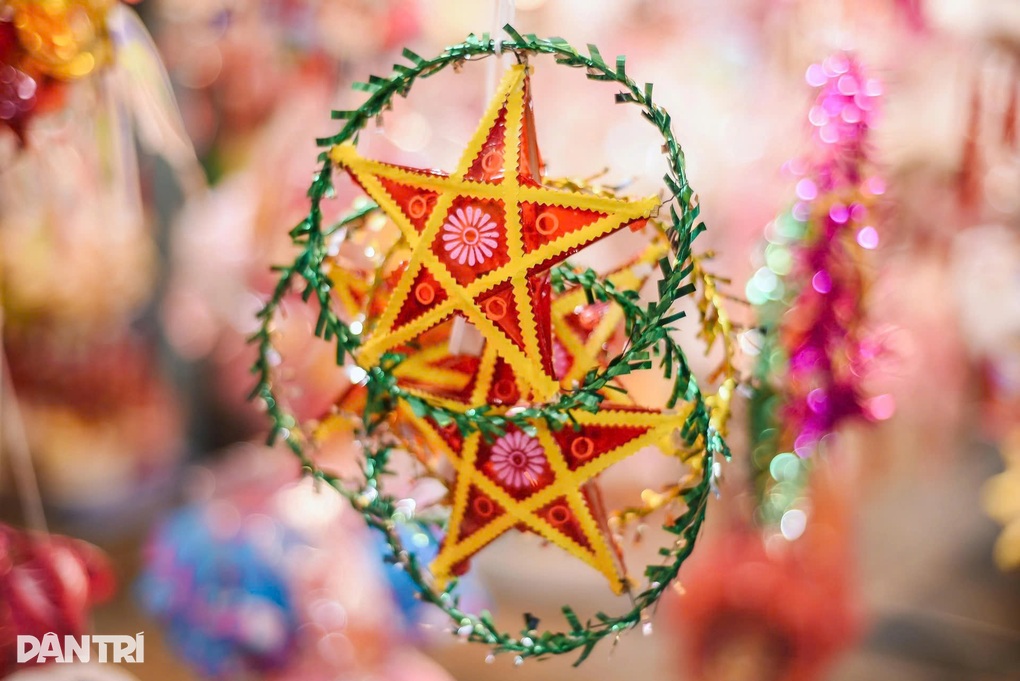Vì sao chiếc đèn ông sao là món đồ chơi không lỗi mốt dịp Trung thu? - 1 Vì sao chiếc đèn ông sao là món đồ chơi không lỗi mốt dịp Trung thu? - 1