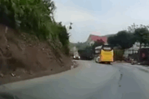 Xe khách đi ẩu như "hung thần" trong tình huống đâm thẳng vào ô tô con