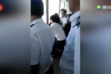 Video rơi điện thoại xuống hồ, cô gái Trung Quốc “mất trí” đòi nhảy