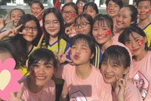 Cô giáo 9X dạy Văn bằng âm nhạc khiến học trò mê mẩn