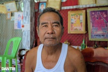 Người đàn ông có biệt tài hút nọc rắn và chiếc lưỡi "đổi màu"