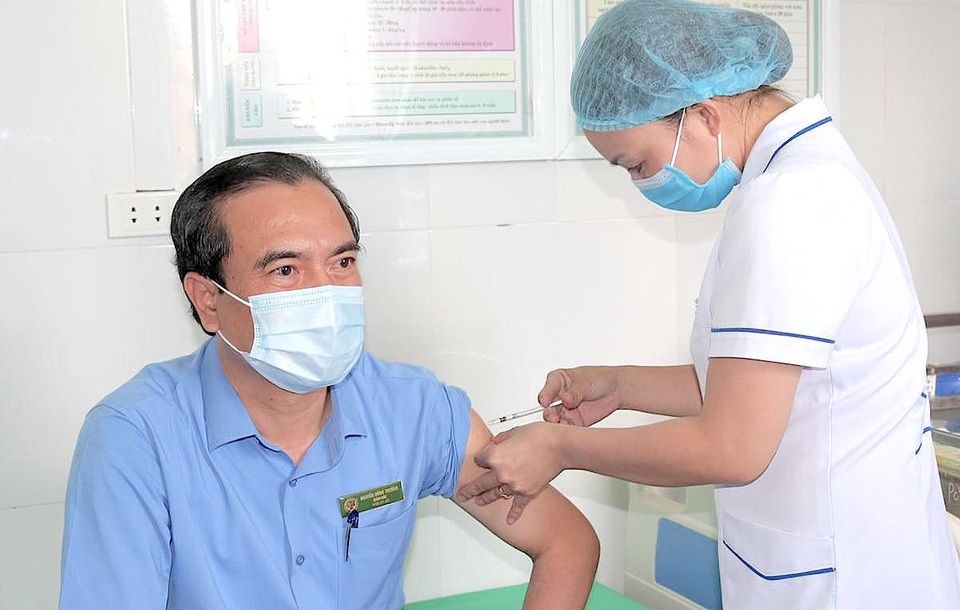 Đến chiều tối 20/4, bệnh viện đa khoa TP Vinh đã tiêm được gần 100 người, đều an toàn tuyệt đối. Đến chiều tối 20/4, bệnh viện đa khoa TP Vinh đã tiêm được gần 100 người, đều an toàn tuyệt đối.