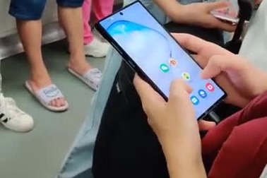 Quay được video rõ nét Galaxy Note10 đang được sử dụng nơi công cộng