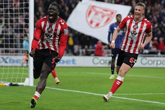 Sunderland cầm hòa kịch tính Arsenal tại sân Ánh sáng