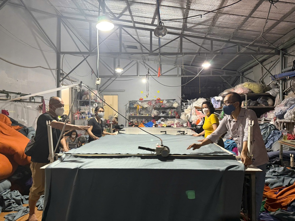 Xưởng may ngừng kinh doanh, chuẩn bị 10.000 chăn ấm tặng đồng bào vùng lũ - 16 Xưởng may ngừng kinh doanh, chuẩn bị 10.000 chăn ấm tặng đồng bào vùng lũ - 16
