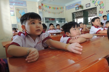 Bố mẹ mừng rớt nước mắt: “Con em có chỗ học lớp 1 rồi!”